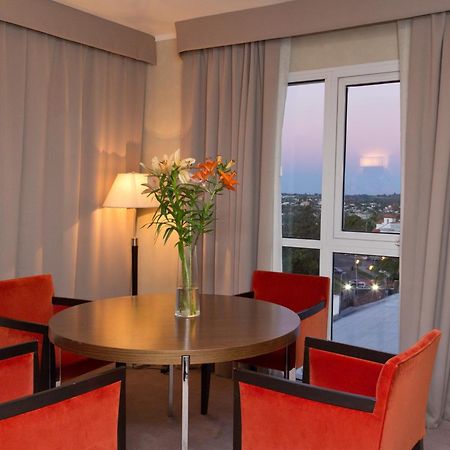 Howard Johnson Plaza Resort & Casino Mayorazgo Paraná Quarto foto A living room at the hotel