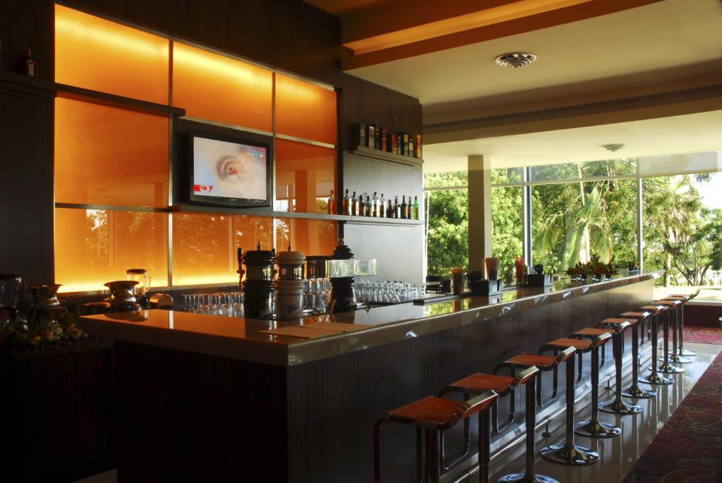 Howard Johnson Plaza Resort & Casino Mayorazgo Paraná Restaurante foto The bar at the 2008 Olympic Village