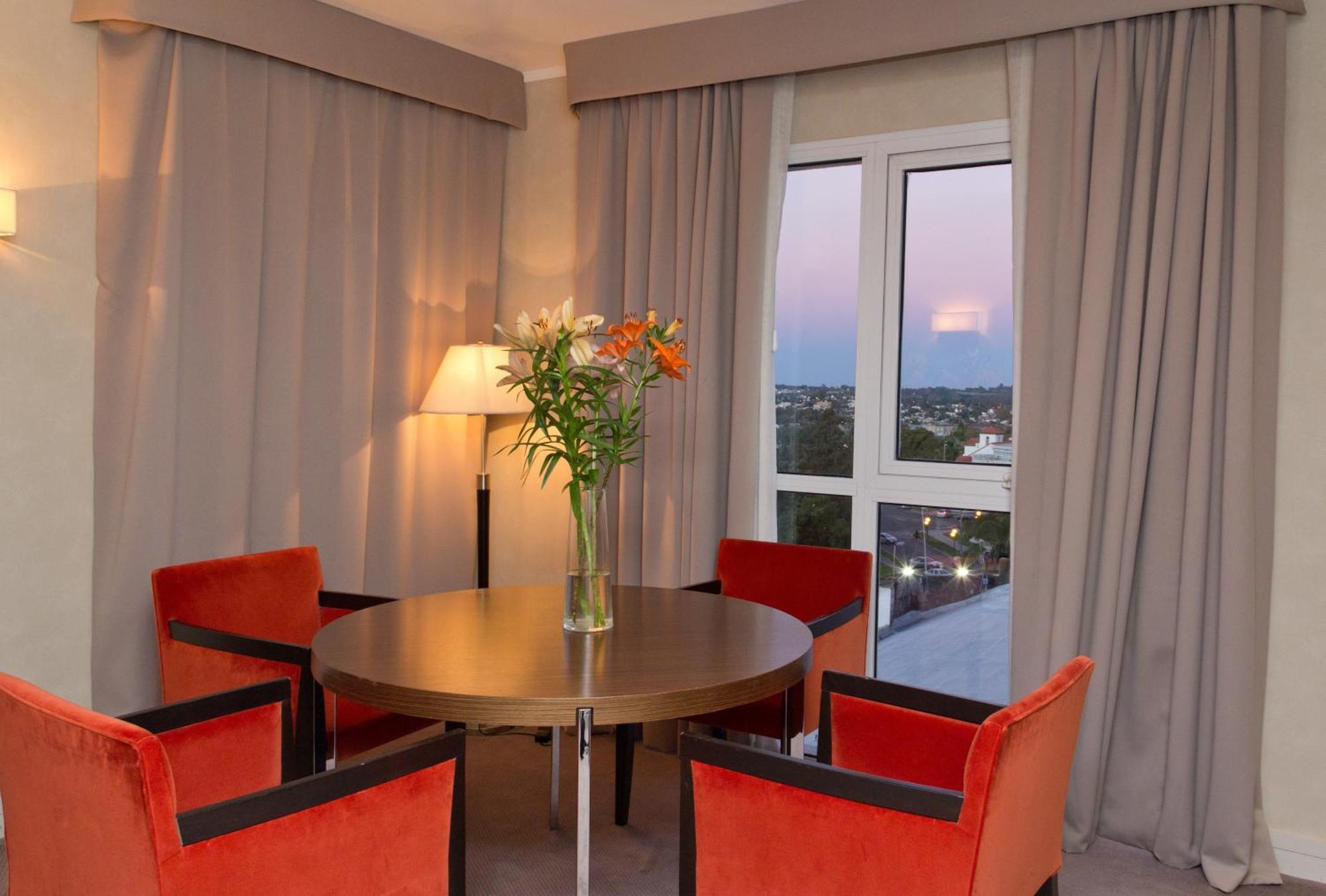 Howard Johnson Plaza Resort & Casino Mayorazgo Paraná Quarto foto A living room at the hotel
