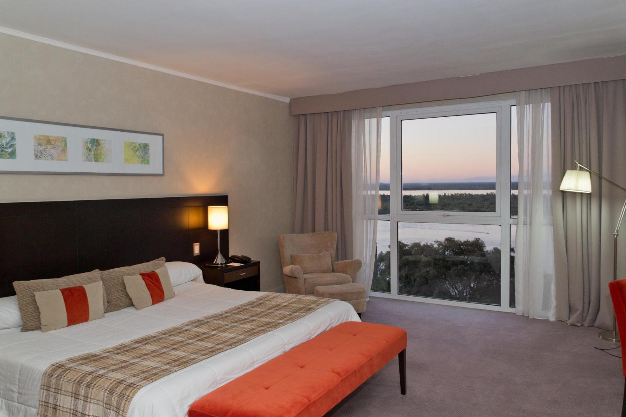 Howard Johnson Plaza Resort & Casino Mayorazgo Paraná Quarto foto A bedroom at the Hilton Johannesburg