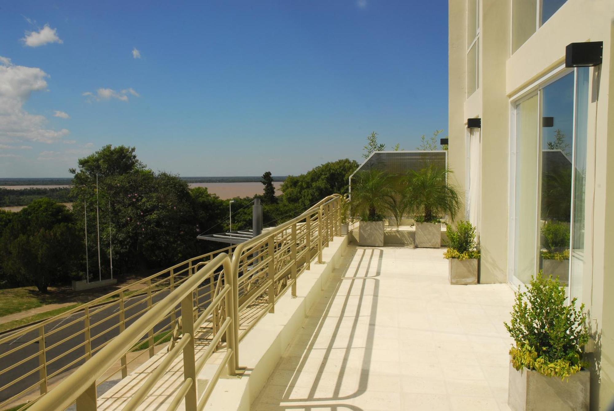 Howard Johnson Plaza Resort & Casino Mayorazgo Paraná Quarto foto A balcony