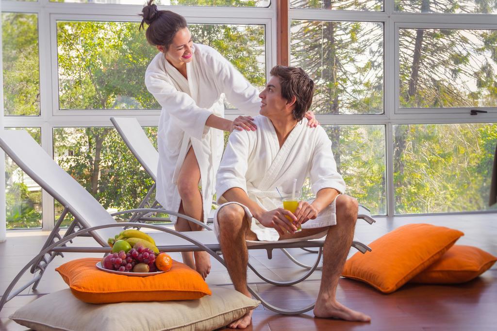 Howard Johnson Plaza Resort & Casino Mayorazgo Paraná Exterior foto A couple relaxing in a spa