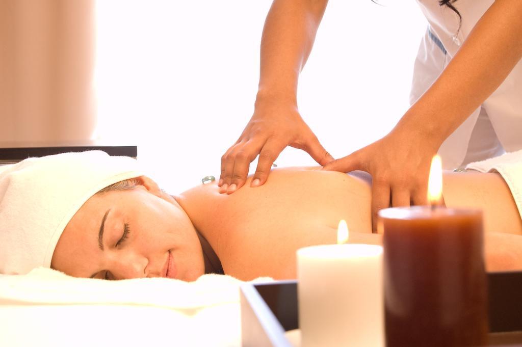 Howard Johnson Plaza Resort & Casino Mayorazgo Paraná Exterior foto A woman receiving a massage